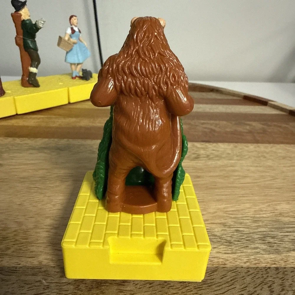 Blockbuster Wizard Set of Oz 4 Movable Toys 1997 Dorothy Scarecrow Tin Man Lion